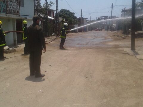 Agua clorada en las calles de Marimón