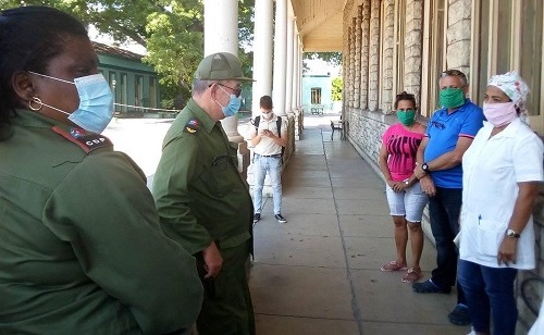 Intercambian Secretario del Partido, Lázaro Expósito y Gobernadora Beatríz Johnson, con personal médico del Centro de Aislamiento de Santiago de Cuba.