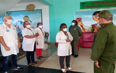 Intercambian secretario del Partido, Lázaro Expósito y Gobernadora Beatríz Johnson con personal médico del Hospital Infantil Norte de Santiago de Cuba.