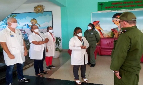 Intercambian secretario del Partido, Lázaro Expósito y Gobernadora Beatríz Johnson con personal médico del Hospital Infantil Norte de Santiago de Cuba.