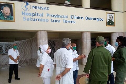 Intercambian Secretario del Partido, Lázaro Expósito y Gobernadora Beatríz Johnson, con personal médico del Hospital Provincial Saturnino Lora de Santiago de Cuba.