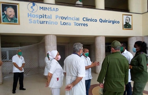 Intercambian Secretario del Partido, Lázaro Expósito y Gobernadora Beatríz Johnson, con personal médico del Hospital Provincial Saturnino Lora de Santiago de Cuba.