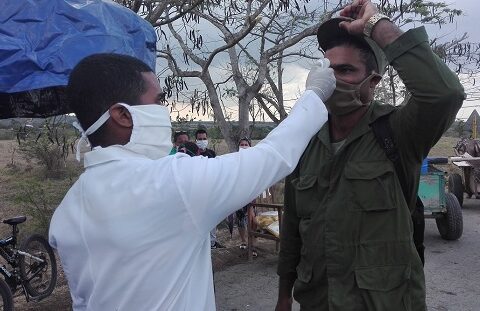 Punto de desinfección y controles sanitarios en Santiago de Cuba.