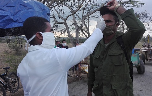 Punto de desinfección y controles sanitarios en Santiago de Cuba.