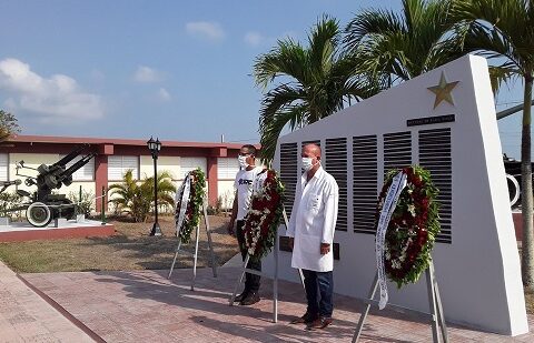 Ofrendas florales de Raúl y Díaz-Canel a héroes de Playa Girón