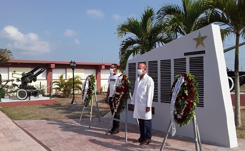 Ofrendas florales de Raúl y Díaz-Canel a héroes de Playa Girón