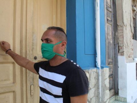 Trabajadores sociales cuidan a los anciano en Santiago de Cuba