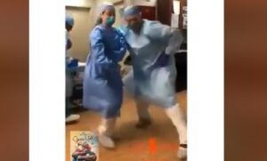 Médicos cubanos bailan con música de Alexander Abreu, "¡Quédate en Casa!"