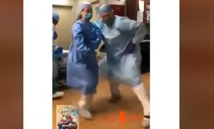 ¡Quédate en Casa! bailan médicos cubanos en hospital