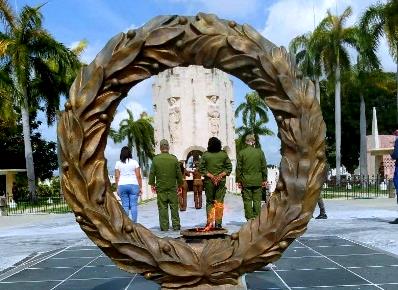 En Santiago, ofrendas a Martí en nombre de Raúl, Díaz Canel y del pueblo de Cuba.