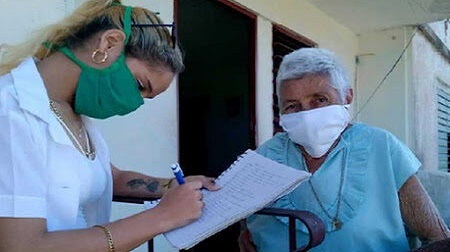 Estudiantes de medicina en Santiago de Cuba en pleno pesquisaje contra la covid-19.