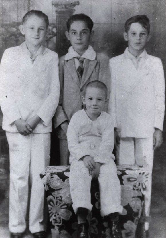 Raúl sentado, Fidel a la derecha, Ramón Castro a la izquierda y Cristobal Boris al centro en el colegio La Salle de Santiago de Cuba (1936).