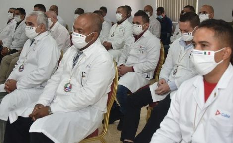 El jefe de la brigada médica entregó al presidente cubno el reconocimiento que al concluir la misión les fuera conferido por las autoridades italianas. Foto: Estudios Revolución