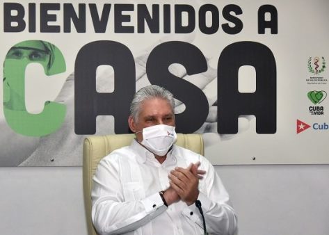 El jefe de la brigada médica entregó al presidente cubno el reconocimiento que al concluir la misión les fuera conferido por las autoridades italianas. Foto: Estudios Revolución