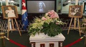 Envían Raúl y Díaz Canel ofrenda floral en tributo póstumo a Rosita Fornés.