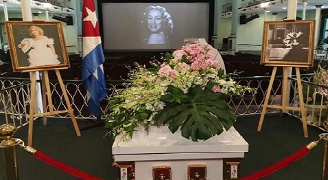 Envían Raúl y Díaz Canel ofrenda floral en tributo póstumo a Rosita Fornés.