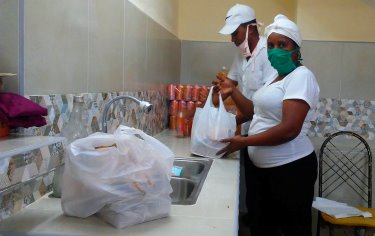 Trabajadores del comercio y la gastronomía en Santiago de Cuba.