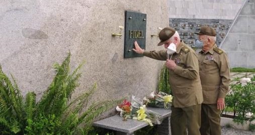 Gesto muy profundo, el Comandante Ramiro Valdés retira por un instante el nasobuco para besar su mano y la coloca ante la lápida con el nombre de Fidel, su eterno Comandante en Jefe, amigo y hermano.