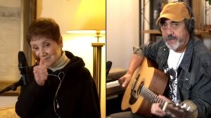 Gloria Benavide canta "Las peliculas tristes me hace llorar"