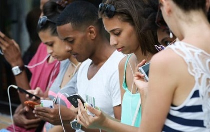 Jóvenes cubanos conectados a internet