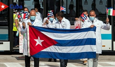 Llegada de los colaboradores cubanos de la salud procedentes de Turín, Italia.