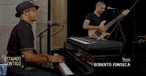 El laureado jazzista cubano, Roberto Fonseca, pianista.