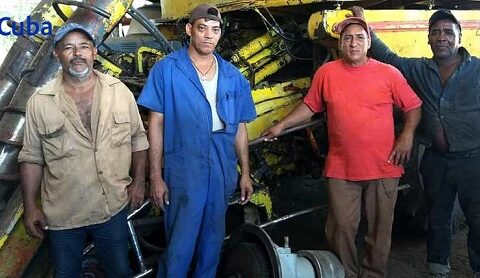 Operadores, mecánicos y chóferes de las dos añejas combinadas cañeras KTP - 2M y de los camiones de tiro de la Cooperativa de Producción Agropecuaria, CPA, Juan José Verdecia, de Chaveco, en el santiaguero municipio de Palma Soriano.