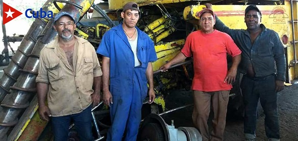 Operadores, mecánicos y chóferes de las dos añejas combinadas cañeras KTP - 2M y de los camiones de tiro de la Cooperativa de Producción Agropecuaria, CPA, Juan José Verdecia, de Chaveco, en el santiaguero municipio de Palma Soriano.