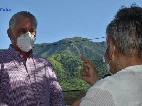 Presidente cubano Díaz Canel en histórico encuentro con Aida, la santiaguera que sorprende en la producción de alimentos en la finca La Fortaleza, en Santiago de Cuba.