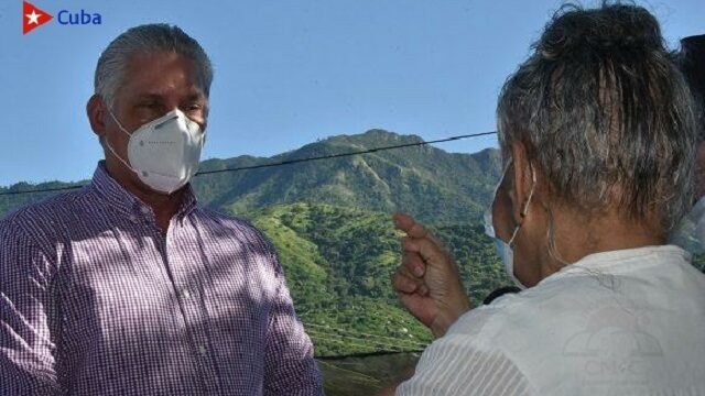 Presidente cubano Díaz Canel en histórico encuentro con Aida, la santiaguera que sorprende en la producción de alimentos en la finca La Fortaleza, en Santiago de Cuba.