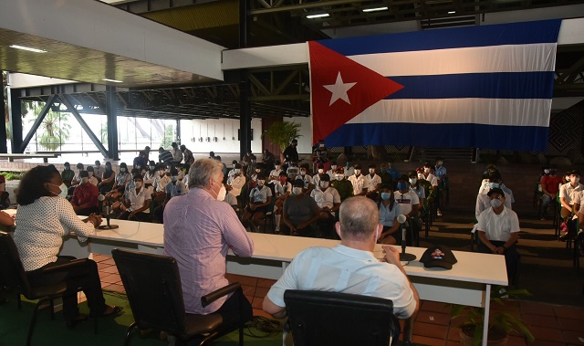 Encuentro de Díaz Canel con jóvenes de Santiago de Cuba. Intercambio abierto en el Complejo Cultural Heredia.