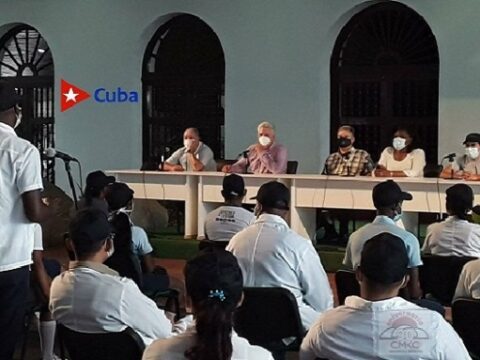 Intercambio del presidente cubano Miguel Díaz Canel B. con estudiantes de medicina en Santiago de Cuba.