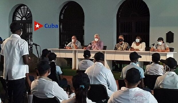 Intercambio del presidente cubano Miguel Díaz Canel B. con estudiantes de medicina en Santiago de Cuba.