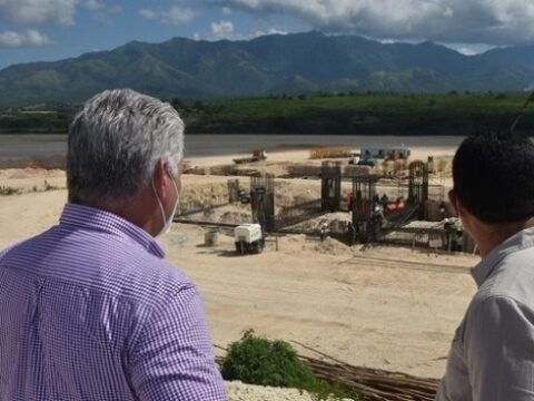 Díaz Canel compartió con el colectivo de constructores de la fábrica de cemento