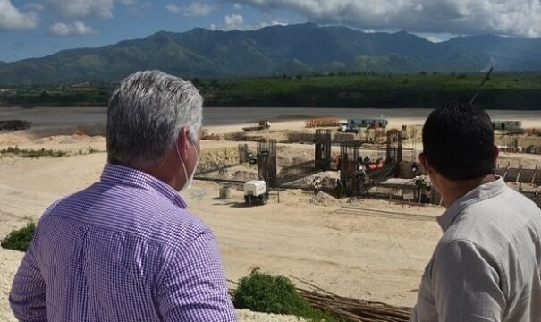 Díaz Canel compartió con el colectivo de constructores de la fábrica de cemento