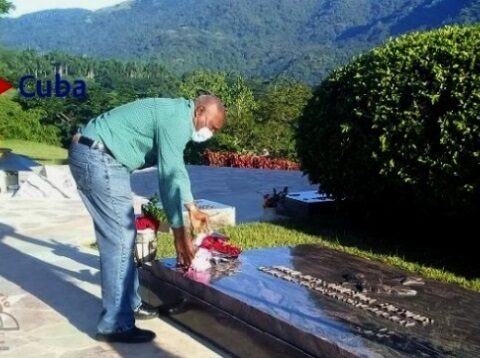 Homenaje al Comandante de la Revolución Juan Almeida Bosque, por el vicepresidente cubano Salvador Valdés Mesa en el tercer frente.