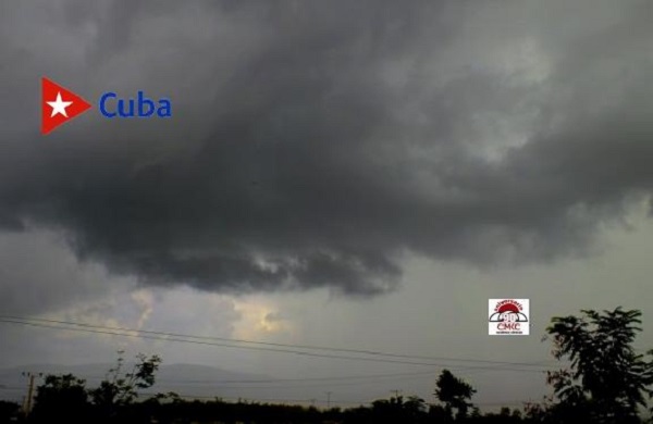 Impresionante amplia banda de nublados con vientos fuertes y pocas lluvias trajo el huracán Sandy. Foto: Santiago Romero Chang