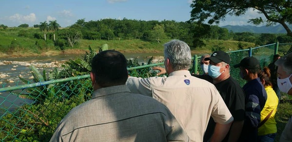 Díaz-Canel en recorrido por la provincia de Cienfuegos tras paso de Eta