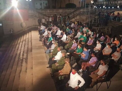 A Fidel velada político-cultural en la escalinata universitaria