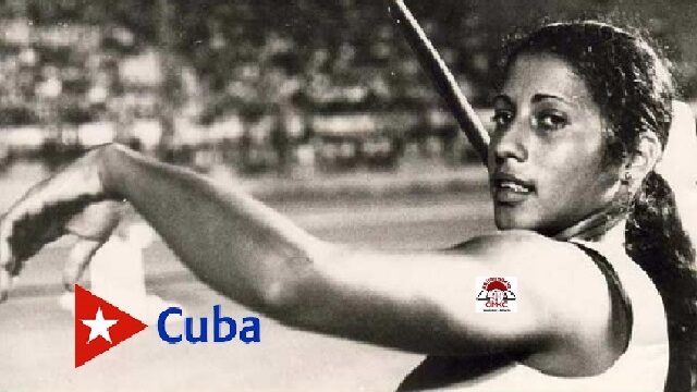 La campeona cubana María Caridad Colón, jabalinista.