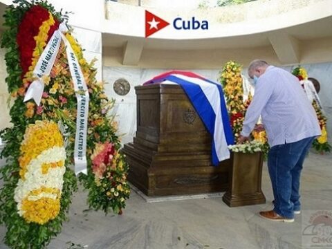 Tributo en Santiago de Cuba, ante el imponente mausoleo que en el cementerio San Ifigenia guarda los restos del Apóstol