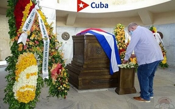 Tributo en Santiago de Cuba, ante el imponente mausoleo que en el cementerio San Ifigenia guarda los restos del Apóstol