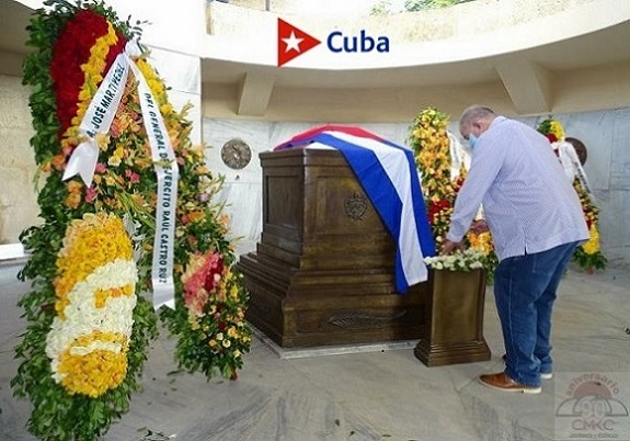 Tributo en Santiago de Cuba, ante el imponente mausoleo que en el cementerio San Ifigenia guarda los restos del Apóstol
