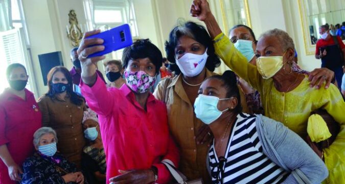 Mujeres cubanas, entre ellas, santiagueras, con historias sorprendentes