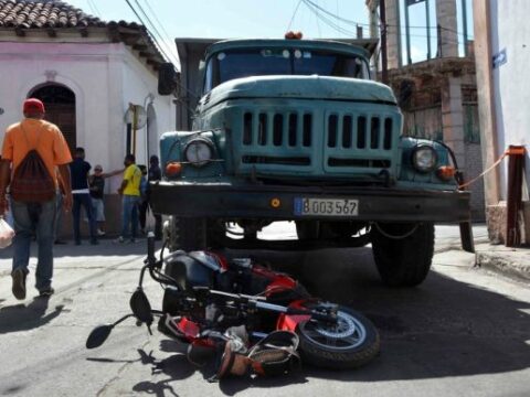 En Santiago de Cuba 2 personas lesionadas por no respetar señal del semáforo