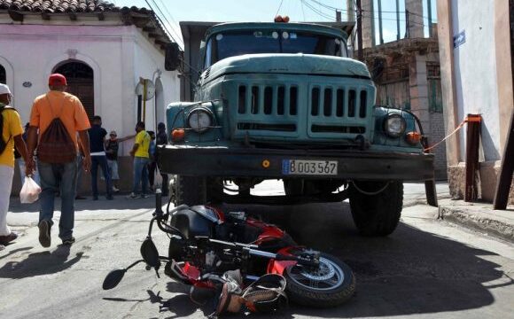 En Santiago de Cuba 2 personas lesionadas por no respetar señal del semáforo