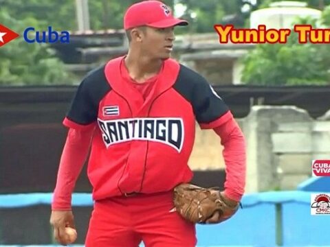 Pitcher Yunior Tur, de las Avispas de Santiago de Cuba