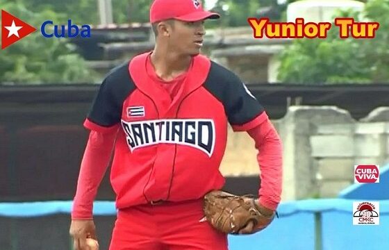 Pitcher Yunior Tur, de las Avispas de Santiago de Cuba