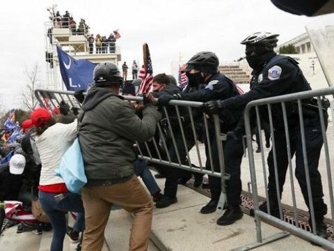 Congreso en caos. Seguidores de Trump irrumpen a la fuerza en el Capitolio mientras los legisladores confirmaban la victoria de Biden.