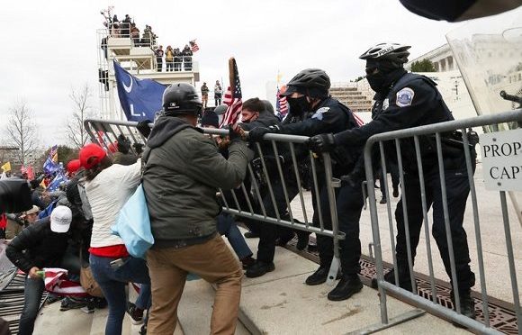 Congreso en caos. Seguidores de Trump irrumpen a la fuerza en el Capitolio mientras los legisladores confirmaban la victoria de Biden.